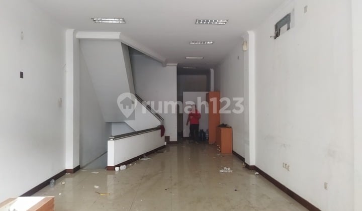 Cheap 3-story shop house at Golden Plaza Fatmawati, South Gandaria