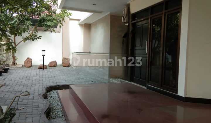 Disewakan Rumah Semi Furnish Row Jalan Lebar di Dharmahusada