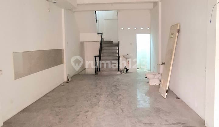 Disewakan Ruko 3Lt Lokasi Komersial Area di Mulyosari
