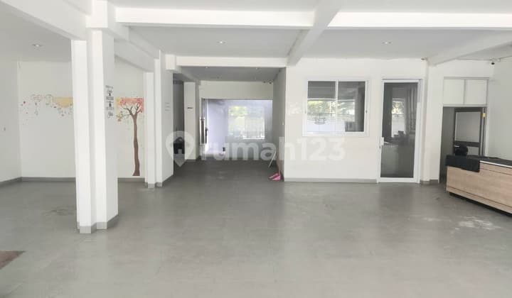 Disewakan Bangunan Rumah Usaha Komersial Area di Undaan Siap Pakai