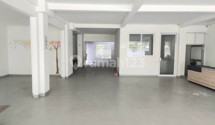 Disewakan Bangunan Rumah Usaha Komersial Area di Undaan Siap Pakai