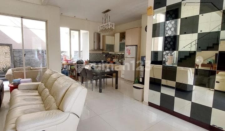 Murah Rumah 2Lt Lokasi Aman dan Strategis Bangunan Sendiri di Pakuwon City