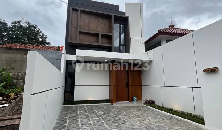 Rumah Mewah 2 Lantai di Beji Tanah Nya Luas