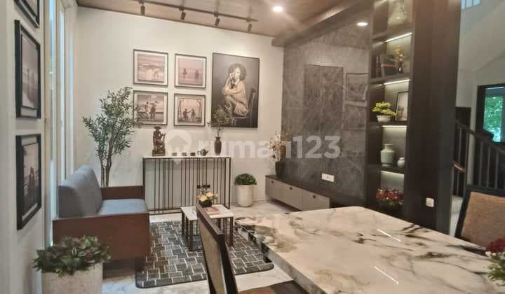 Dijual Rumah Pakuwon Indah Cluster Favorit Lariz Embassy 3 Lantai LT 162M 4 Kamar Dekat Pakuwon Mall Surabaya Barat