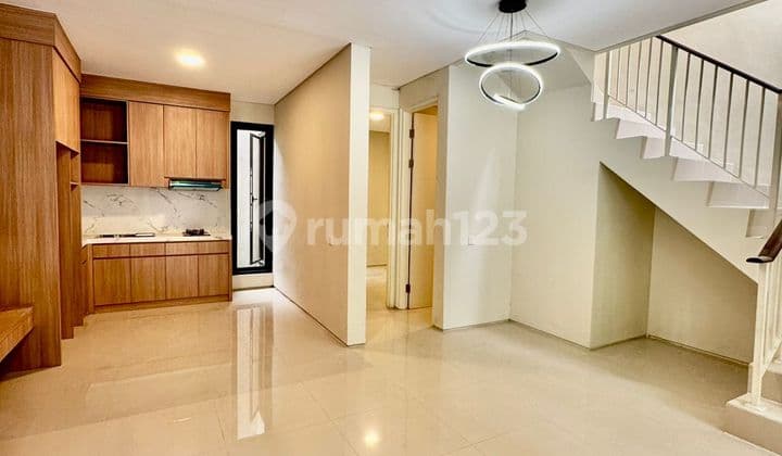 Dijual Rumah 2 Lantai Northwest Lake Citraland 3 Kamar Semi Furnish Dekat Universitas Ciputra Surabaya Barat