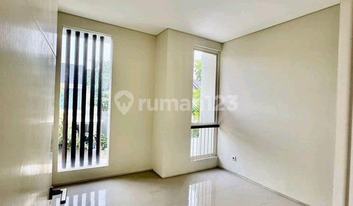 Disewakan Rumah Northwest Central Citraland Luas 105M 2 Lantai 3 Kamar Tidur Dekat Pakuwon Mall dan Universitas Ciputra