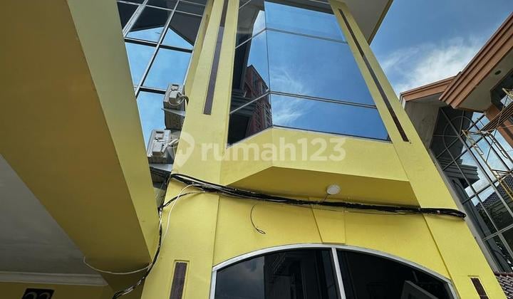 Affordable For Rent, 3-Story Taman Beverly Shop House, Well-Maintained For Any Business, Close To Pakuwon Mall And A Step Away To Citraland