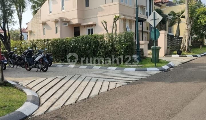 Rumah Mewah Disewakan di Rancamaya Golf Full Furnished Harga Terbaik