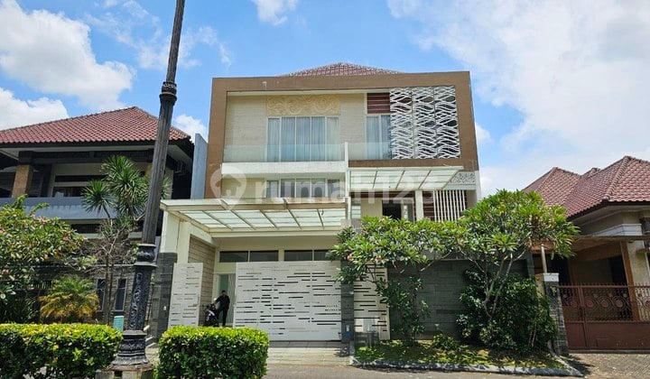 Rumah Mewah Plus Kolam Renang di Istana Dieng Malang