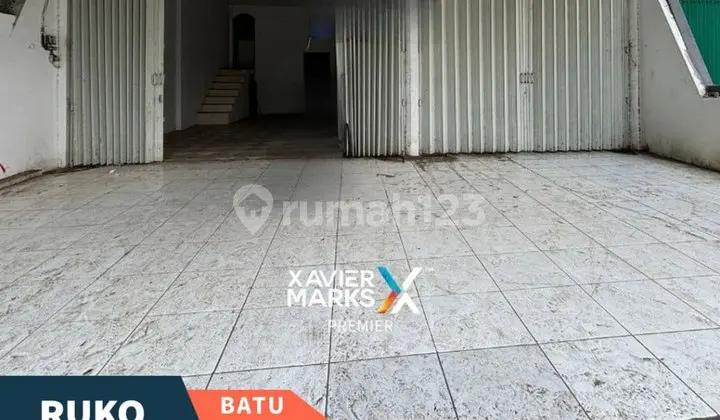 The translated text for "Ruko 2 Lantai Nol Jalan Raya Dadaprejo Batu" into English is: "2-Story Shophouse, Zero Jalan Raya Dadaprejo, Batu".