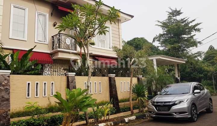 Dijual rumah mewah ada kolam renang di komplek Bulog Jatimelati Bekasi