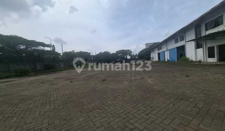 Land with Building for Sale, Strategic Location on Jalan Cakung Cilincing Raya, North Jakarta
