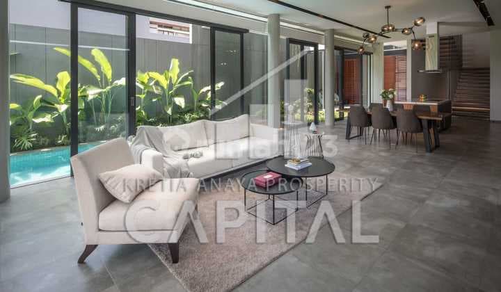 Rumah Impian dengan View Danau dan Dilengkapi Kolam Renang di Kota Baru Parahyangan