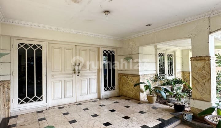 Dijual Rumah 2 Lantai di Menteng. Lokasi Elite, Dekat Jl. Suwiryo