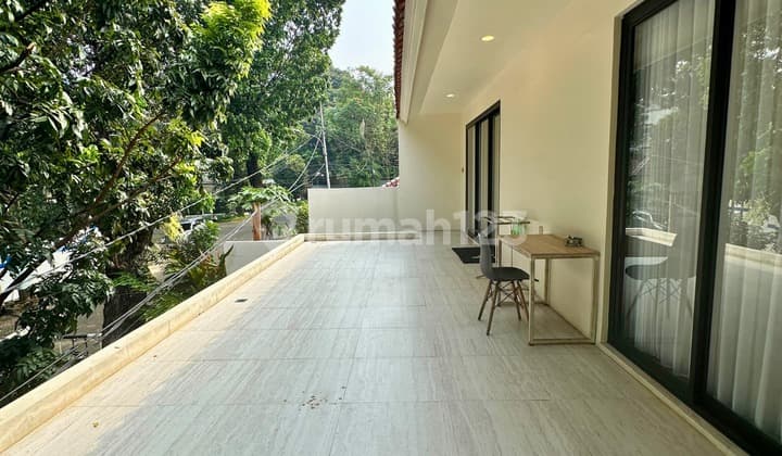 Dijual Rumah Hook 2 Lantai di Belakang Senayan City