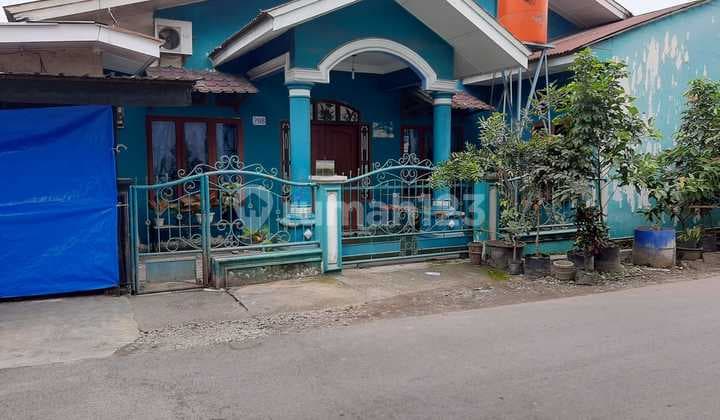 House for Quick Sale in Medan Helvetia Below Market Price – 2 Kiosks Facing the Highway, Land Area 170m²