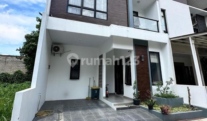 Siap Huni, Rumah, 2 Lantai, SHM, Dekat Pusat Perbelanjaan, Bebas Banjir