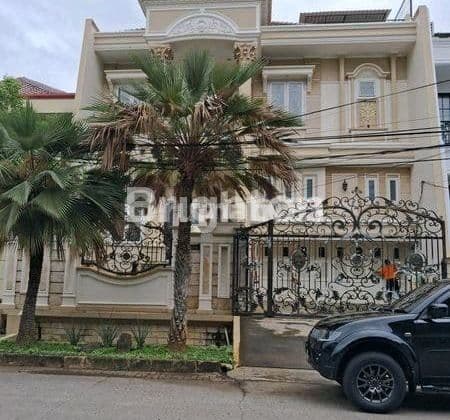 Rumah Cantik 2.5 Lantai + Mezzanine Siap Huni