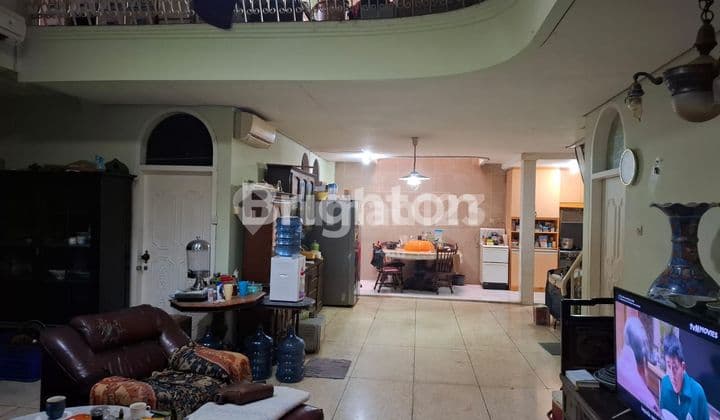 BEAUTIFUL 2-STORY HOUSE