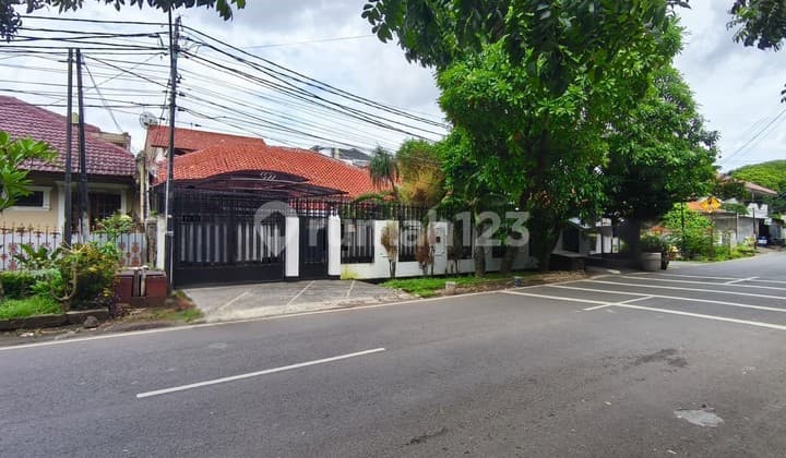 Investor Alert!! Rumah Vintage Luas di Lokasi Emas. Cocok untuk Usaha atau Dipecah Bangun Beberapa Rumah Baru untuk di Lahan yang Lega