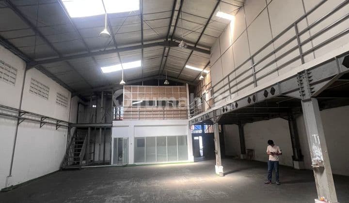For Sale/Lease Airport warehouse with container access near the airport, 2 floors.