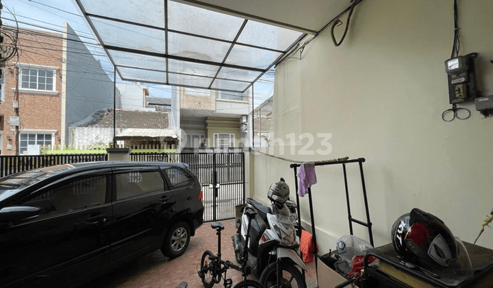 Rumah Di Taman Ratu 3 Lantai Rapi Siap Huni Shm