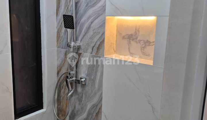 Rumah Hook 2 Lantai Di Cibubur, Strategis