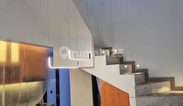 Rumah Hook 2 Lantai Di Cibubur, Strategis