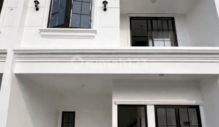 American Classic House Dekat Tol di Jagakarsa, Siap Huni