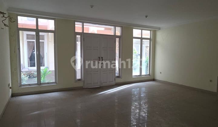 Disewakan Rumah Pluit 8X22 . 3 Lantai