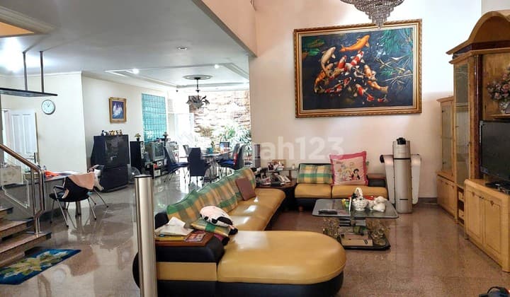 Nego Cepat BU Rumah Full Furnished Bagus Dekat Lapangan Tenis di Intercon Kebon Jeruk