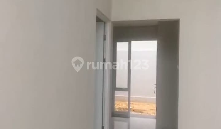 Negotiable! Good House Facing Southeast Near Shopping Center in Canna Cluster Tangerang