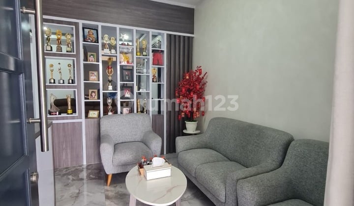 Dijual Rumah Besar di Banjar Wijaya, 8 Kamar Tidur, Lokasi Strategis Masih bisa Nego