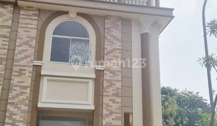 For Sale 4-Story Commercial Shop in Green Lake City Corner Position