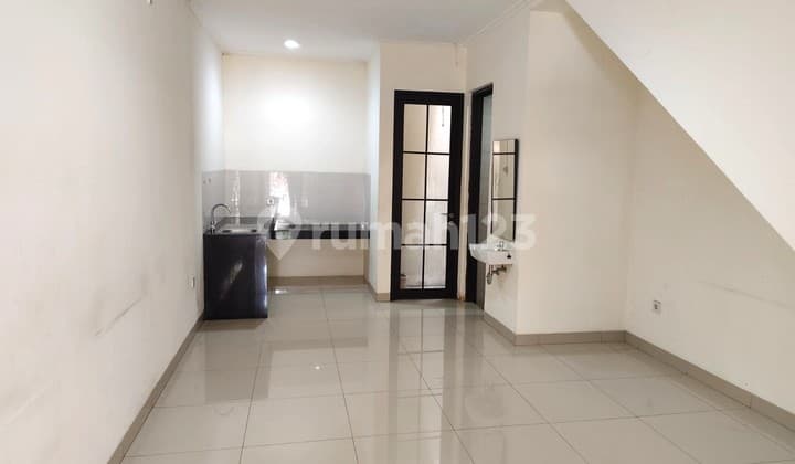 Nego Rumah sudah SHM, Bagus dan Akses Strategis di Green Village Cipondoh