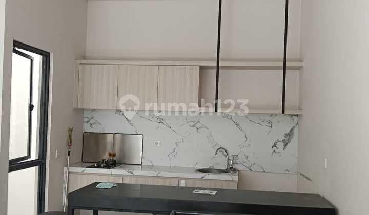 Rumah Eksklusif BSD 3 Lantai - Furnished, Aman, dan Akses Mudah ke Mana Saja