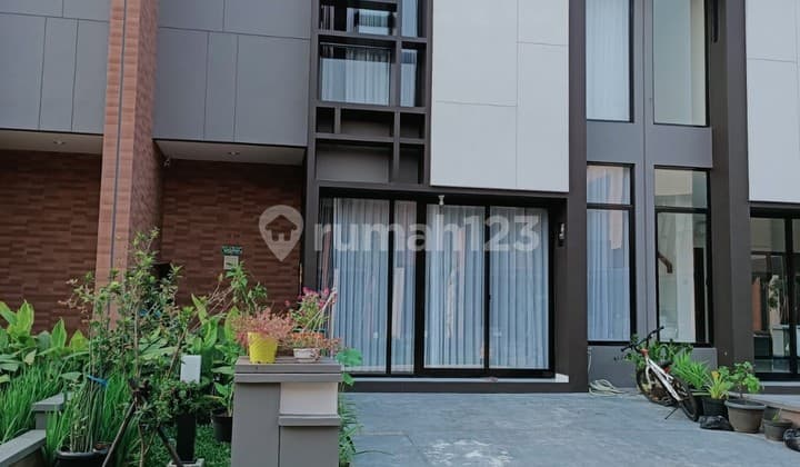 Nego, Rumah Full Furnished 2 Lantai di Suvarna Sutera Tangerang