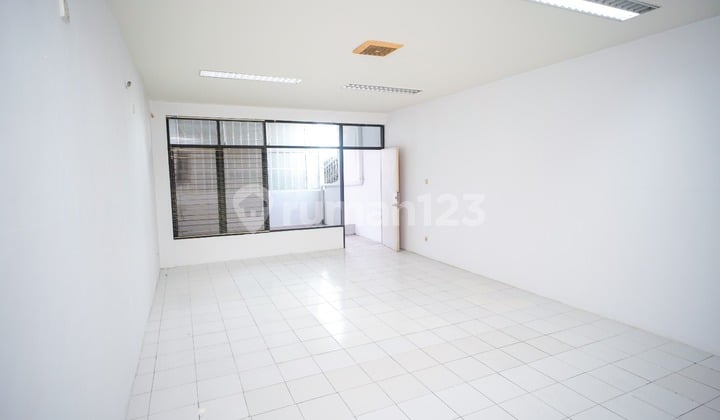 Strategic Ready-to-Occupy Shophouse in Pangeran Jayakarta, Central Jakarta - Quiet Location, Close to Health Facilities!