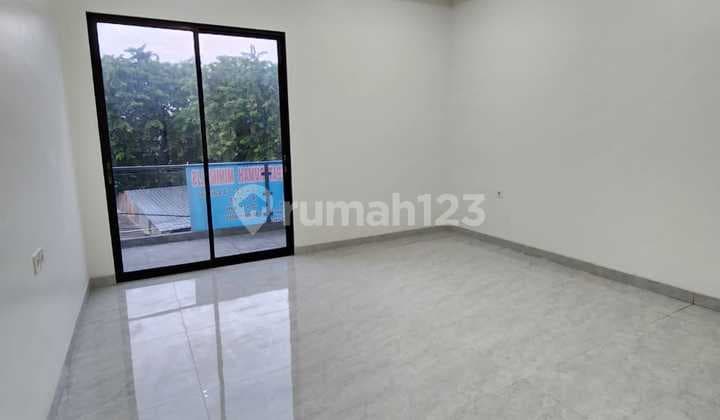 Nego Rumah Mewah dengan Kolam Renang dan Siap Huni di Taman Surya Kalideres