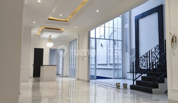 Rumah Keluarga Idaman di Joglo, Meruya - Lingkungan Tenang, Rumah Luas, Ada Kolam Renang