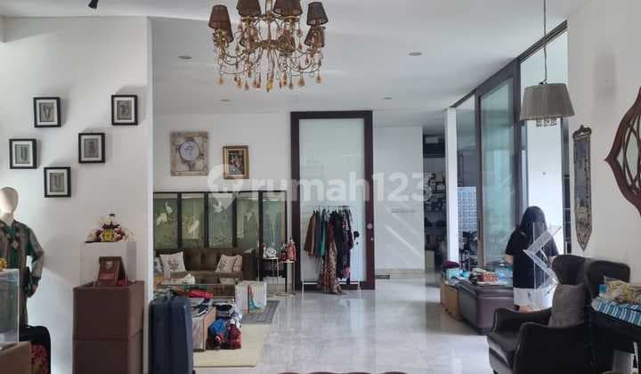 Kesempatan Langka! Rumah Luas Bertaman Cantik di Kebon Jeruk, Jangan Sampai Kelewat!