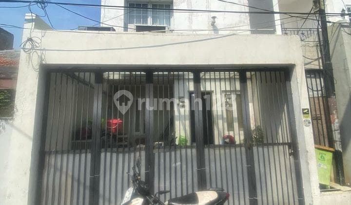 Rumah Modern di daerah Tebet Timur. Cocok untuk kost2-an (ud ada beberapa kost2-an di sekitar nya).