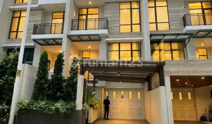 Rumah Baru Pondok Indah Pakai Lift