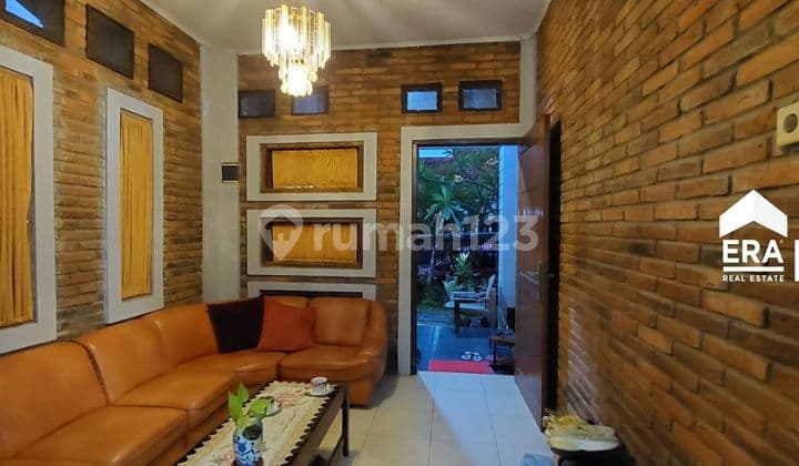 Rumah Cantik, Strategis, Bagus Dengan Dinding Bata Ekspose