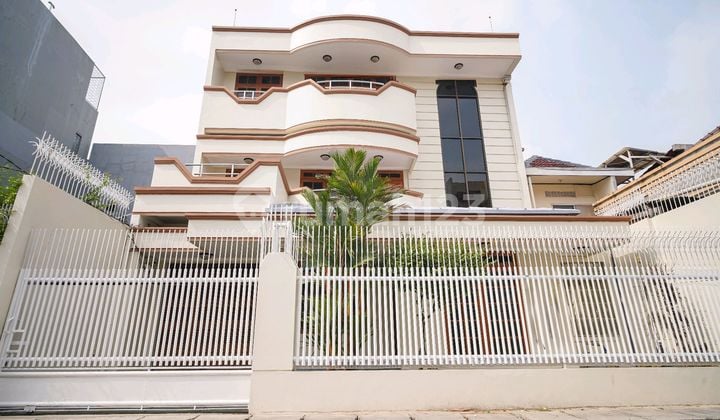 Rumah 3 Lantai Dekat Jalan Gajah Mada Jakarta Barat