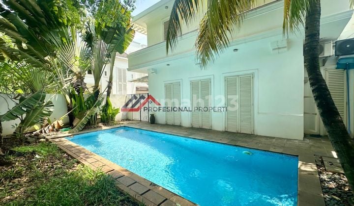 Rumah Siap huni dalam Town House Private Swimming Pool di Kemang Jakarta Selatan