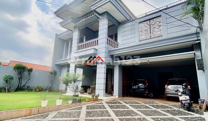 Rumah siap huni lokasi bagus ada kolam renang dan taman di Ampera