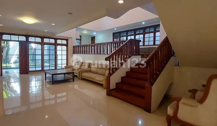 Rumah Lama Siap Huni Hadap Selatan Harga Menarik di Pondok Indah