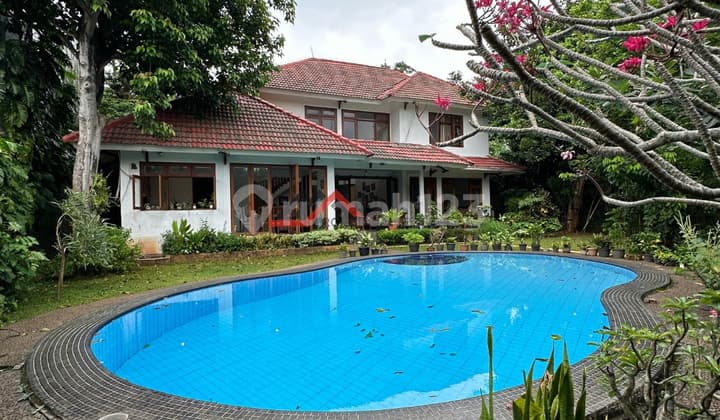Ready-to-Occupy House Spacious and Lush Yard Attractive Price West Pejaten