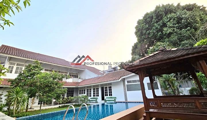 Rumah Siap Huni Halaman Luas Ada Pool Dan Taman Cilandak Jaksel